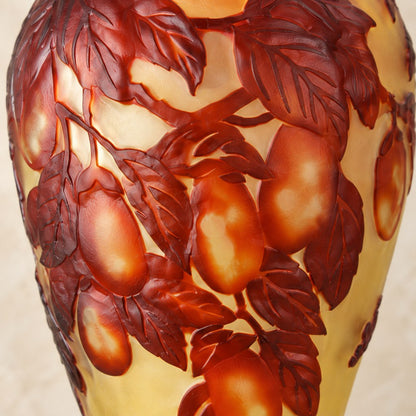 Vase balustre en verre multicouche décor de prunes, motif principal