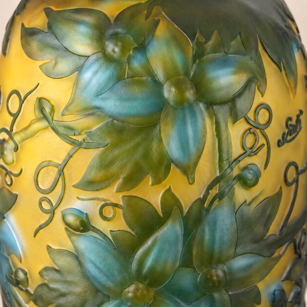 Vase camée Art Nouveau à décor de clématites vertes et bleues, motif principal