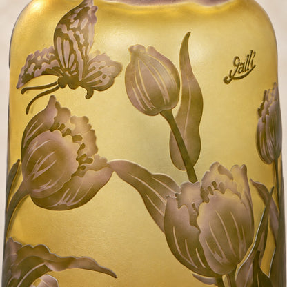 Vase camée en pâte de verre décor tulipes et papillon, motif principal