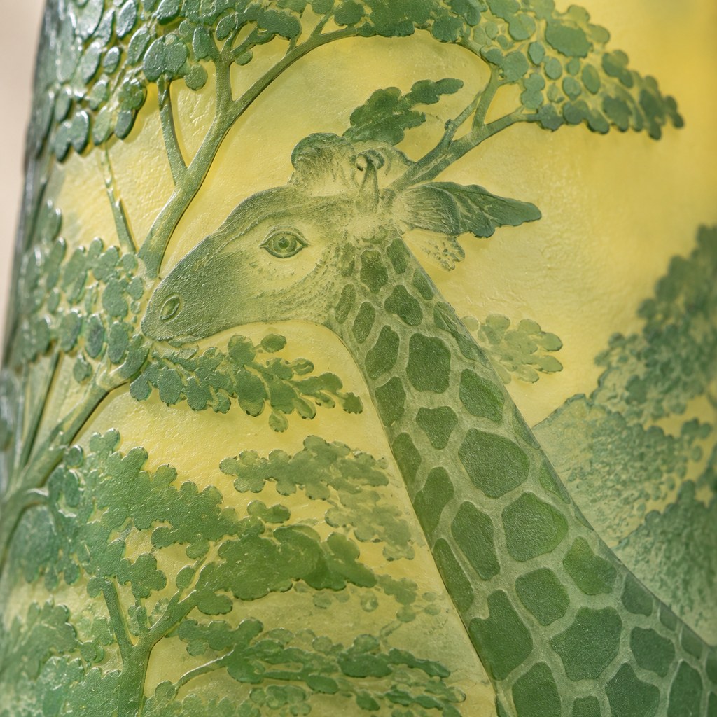 Vase camée en verre multicouche décor girafes et savane, motif principal
