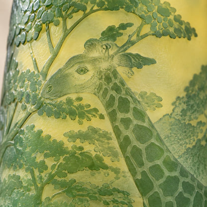 Vase camée en verre multicouche décor girafes et savane, motif principal
