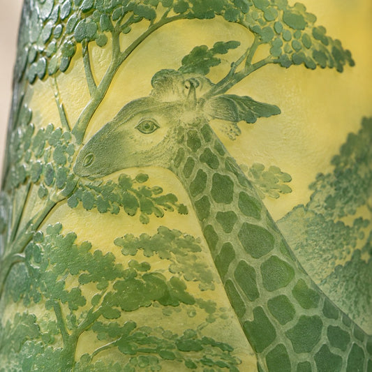 Vase camée en verre multicouche décor girafes et savane, motif principal