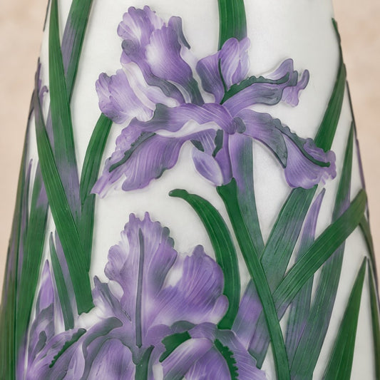 Vase camée en verre multicouche décor iris et libellule, motif principal