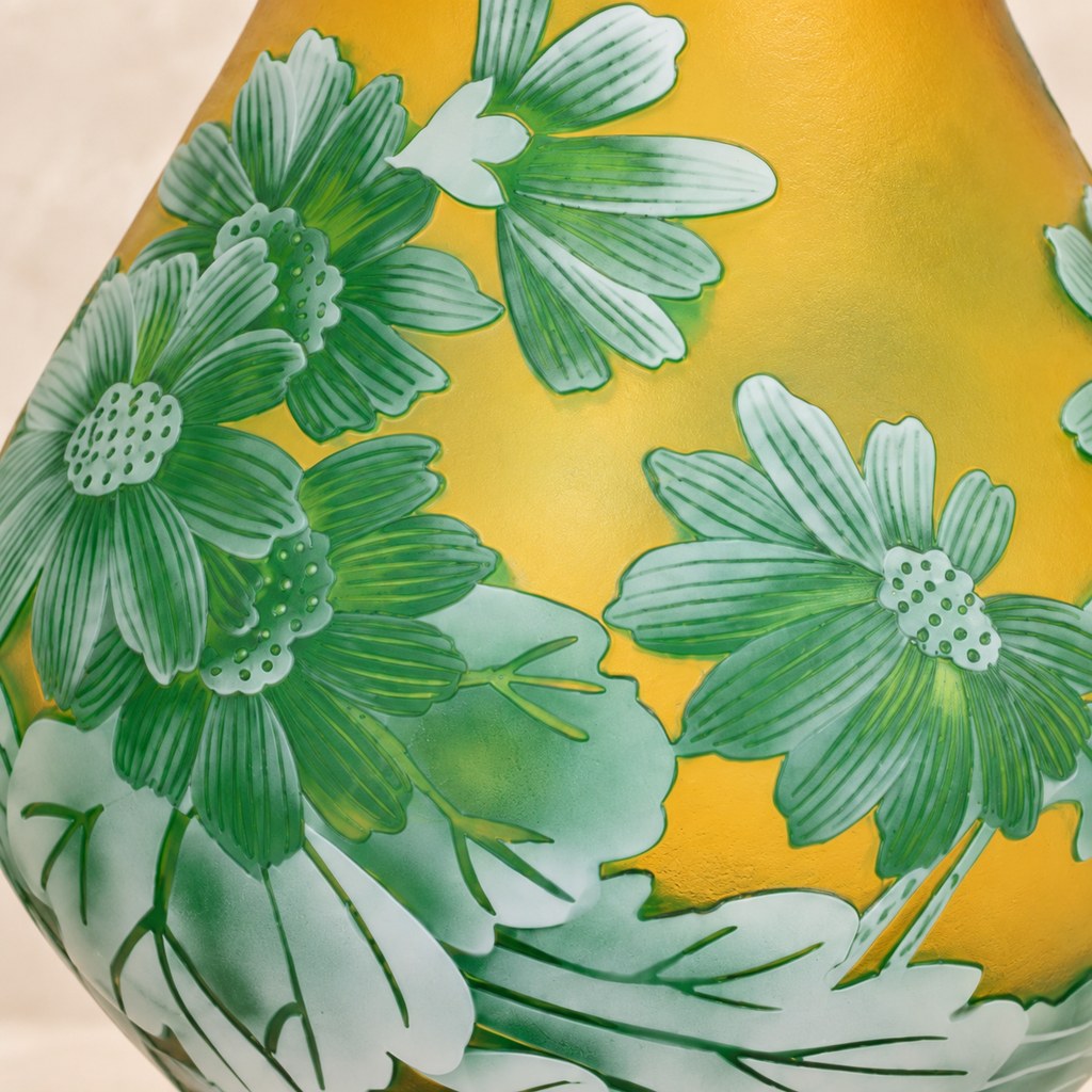 Vase camée en verre multicouche à décor de marguerites, motif principal
