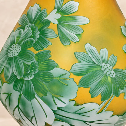 Vase camée en verre multicouche à décor de marguerites, motif principal