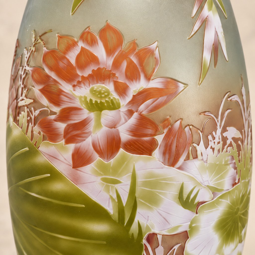 Vase camée en verre multicouche décor nénuphars et lotus, motif principal