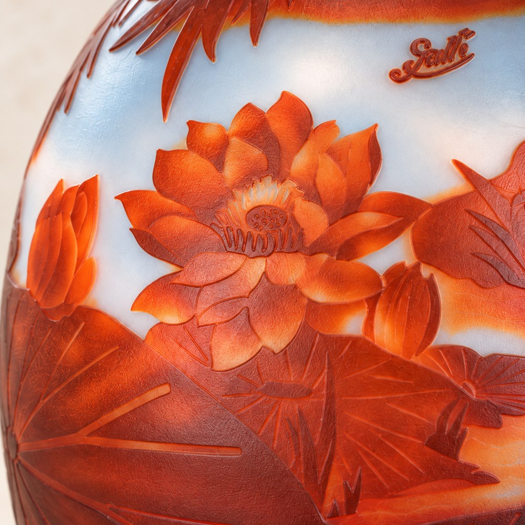 Vase camée en verre multicouche à décor de nénuphars, détail motif principal