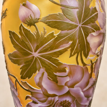 Vase camée en verre multicouche décor de pivoines et feuillages, motif principal