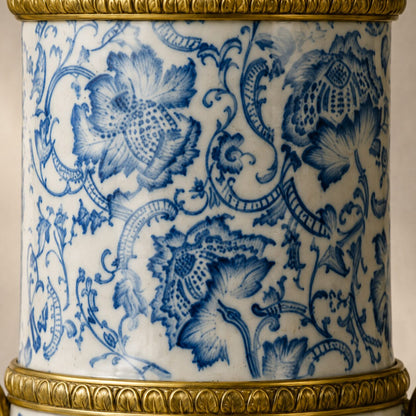 Vase médicis porcelaine bleu et blanc à monture bronze doré, détail frise col