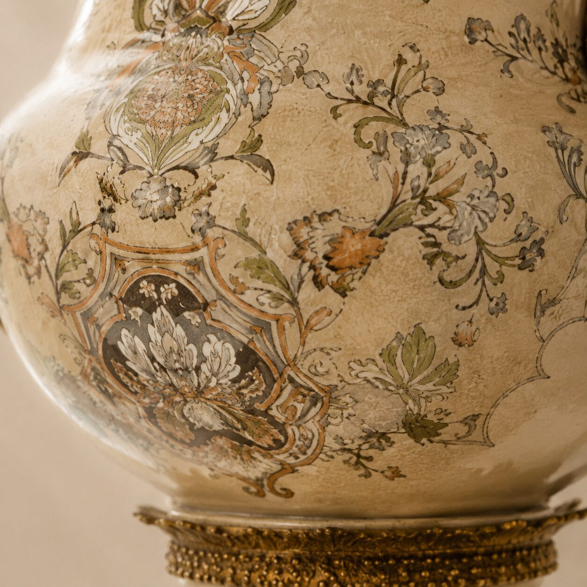 Vase Médicis en porcelaine craquelée à monture bronze doré, détail cartouche fleurs