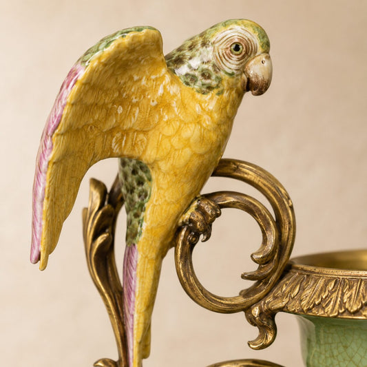 Vase en porcelaine céladon craquelée, monture bronze aux perroquets, détail perroquet jaune