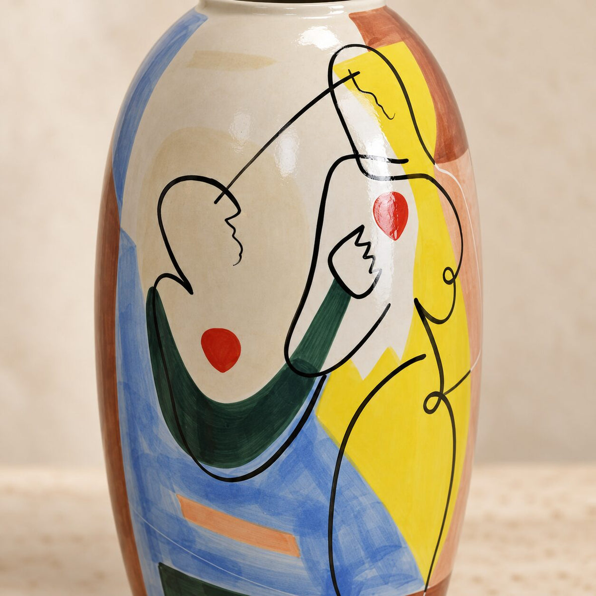 Vase en porcelaine émaillée décor cubiste figures féminines, détail visages