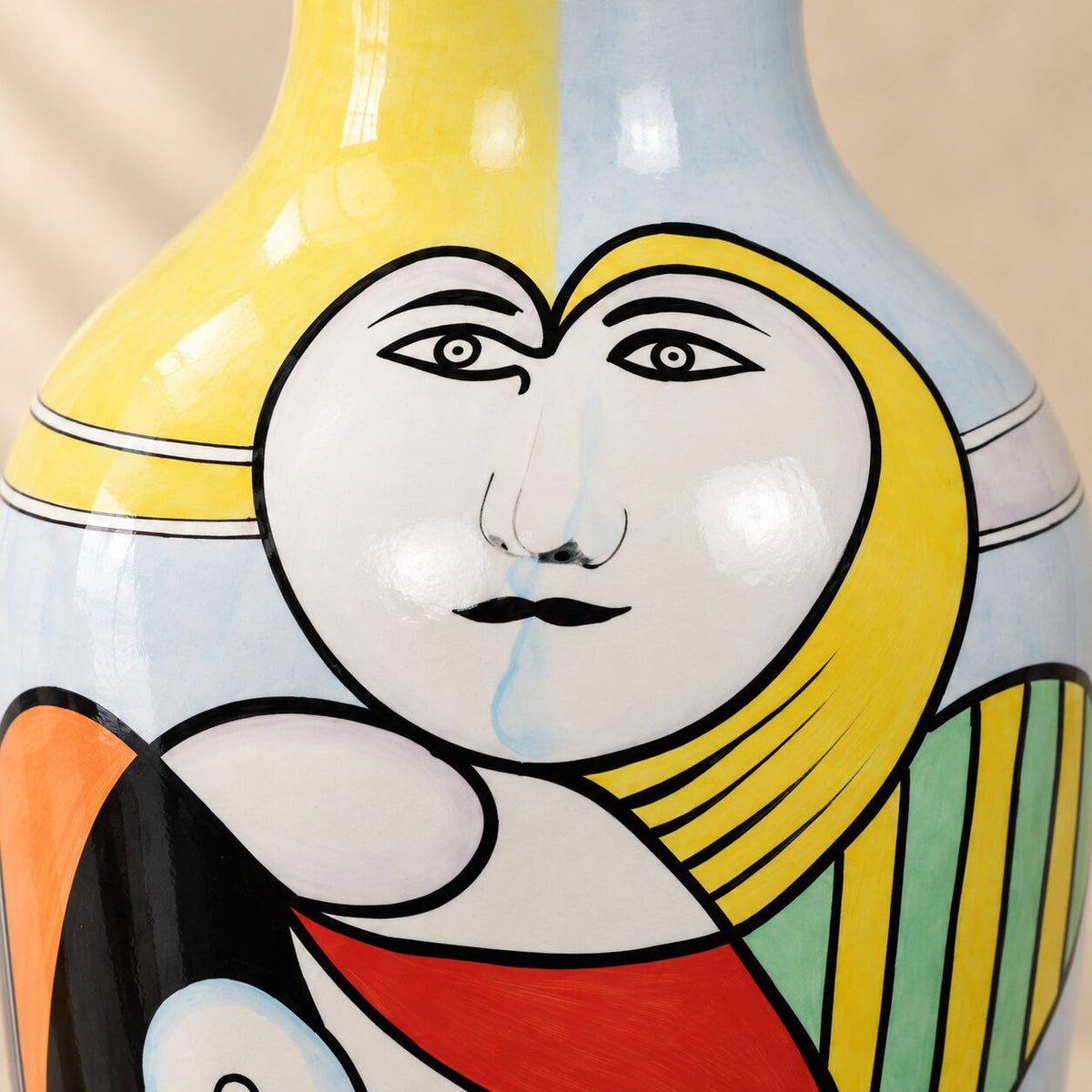 Vase en porcelaine peinte décor cubiste style Picasso, détail visage