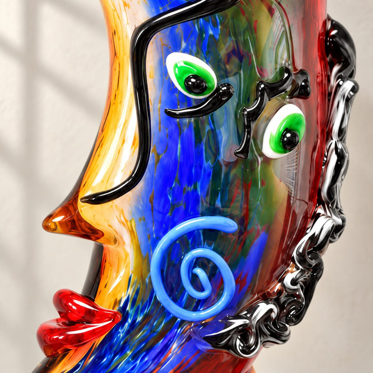 Vase sculpture visage cubiste de face en verre polychrome style Murano, détail visage yeux gros plan