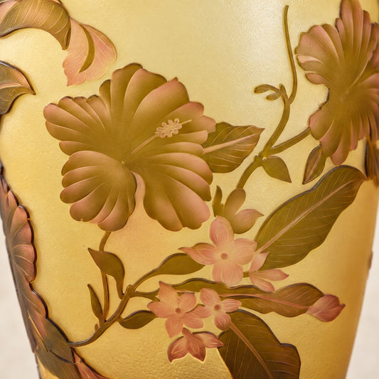 Vase style Gallé en verre multicouche à décor floral, détail motif principal