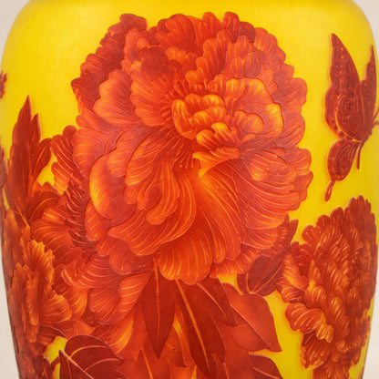 Vase en verre multicouche décor pivoines et papillon, motif principal
