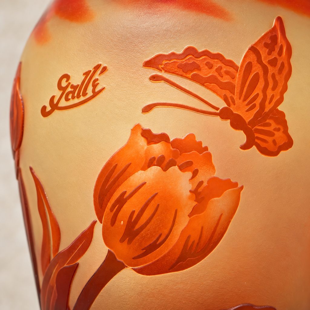Vase en verre multicouche décor tulipes et papillon, motif principal