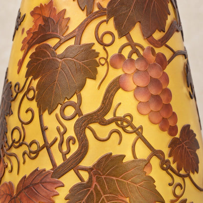 Vase en verre multicouche à décor de vigne et raisins, motif principal