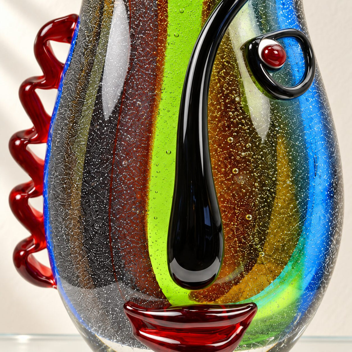 Vase visage abstrait en verre polychrome style Murano, détail visage nez œil gros plan