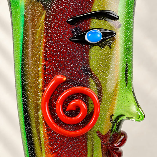 Vase visage en verre style Murano polychrome à spirale, détail visage œil ouvert spirale