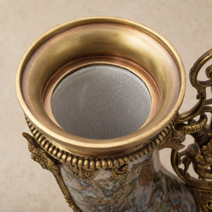 Aiguière corne d'abondance en porcelaine à rinceaux polychromes, détail col intérieur