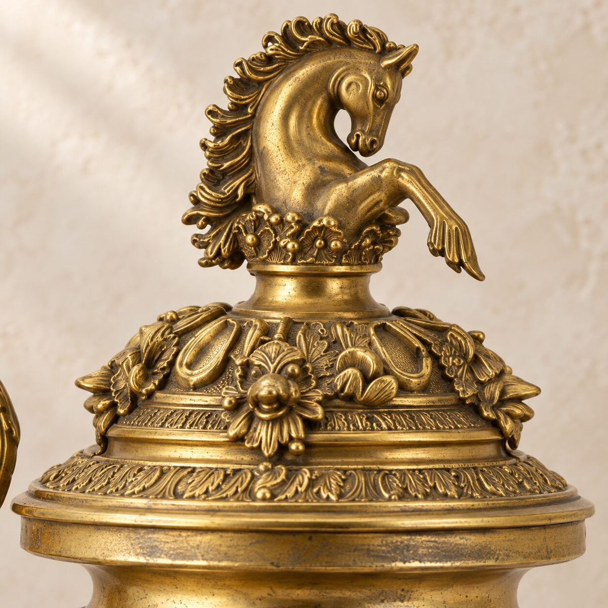 Aiguière corne d'abondance en porcelaine craquelée et bronze doré, détail monture cheval doré couvercle