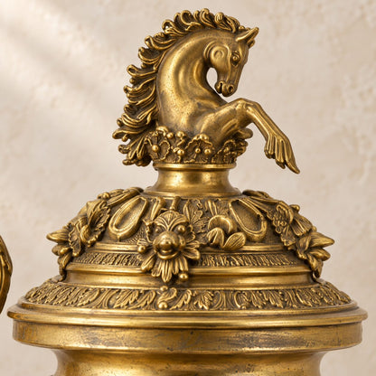 Aiguière corne d'abondance en porcelaine craquelée et bronze doré, détail monture cheval doré couvercle