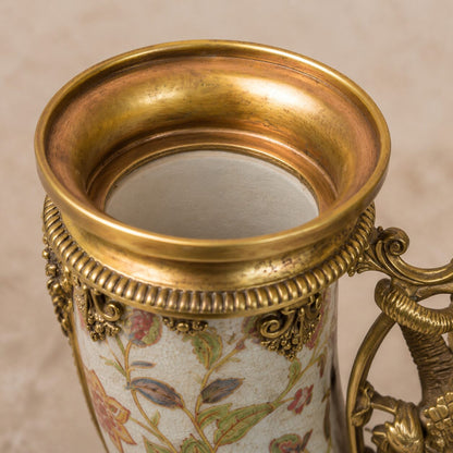 Aiguière corne d'abondance en porcelaine crème à décor floral, détail col intérieur