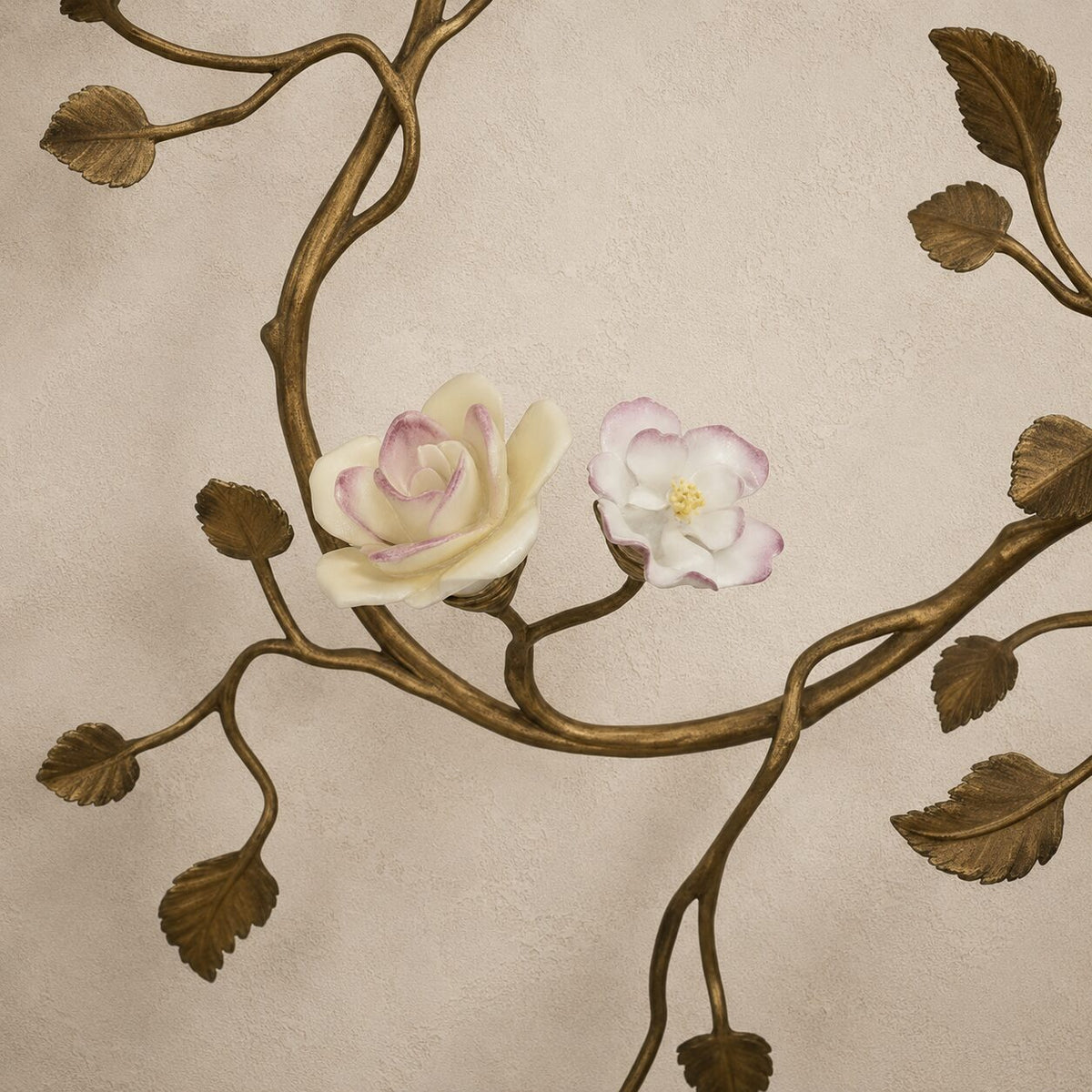 Applique cornet en porcelaine et bronze doré au perroquet, détail roses porcelaine