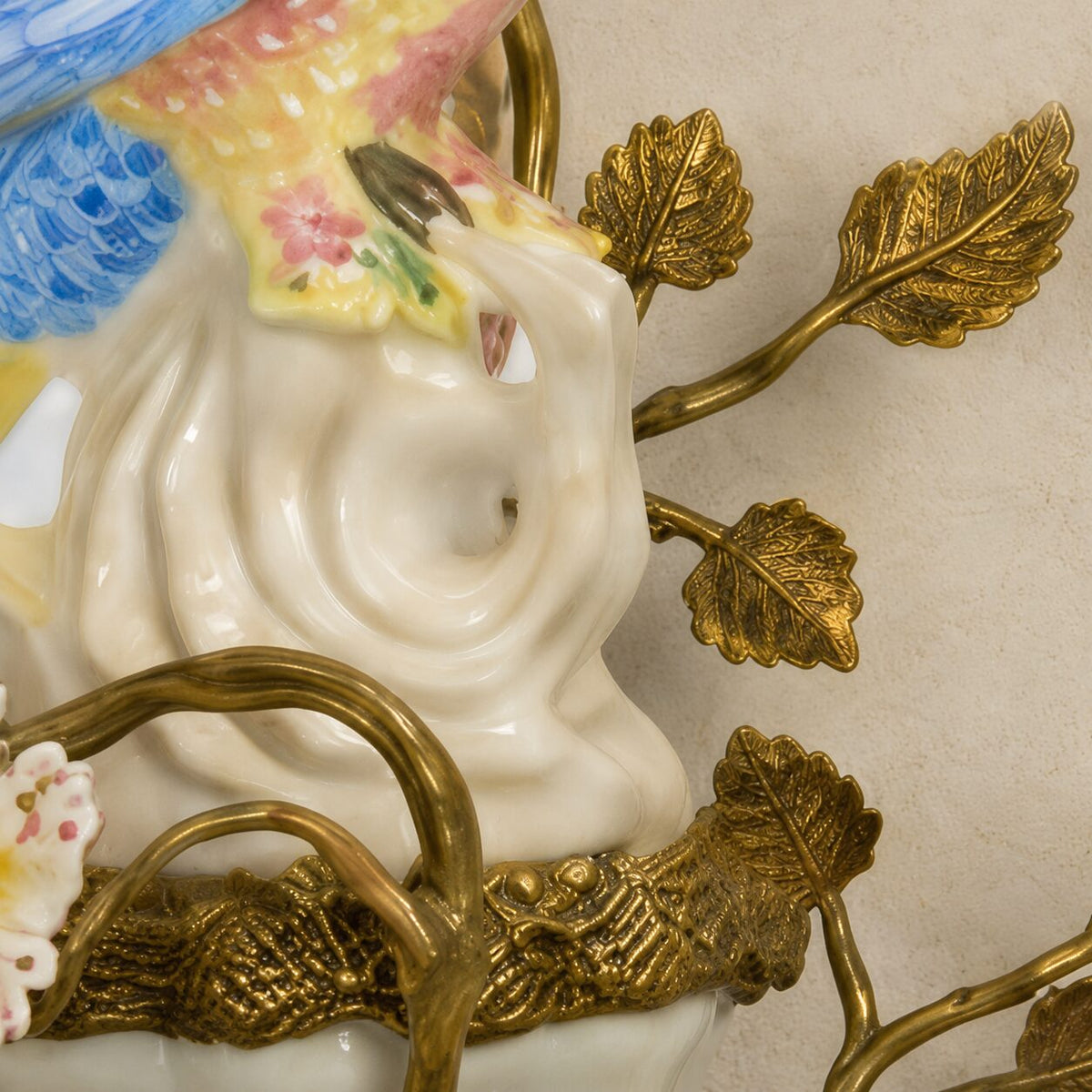 Applique murale en porcelaine et bronze au perroquet bleu, détail perroquet corps