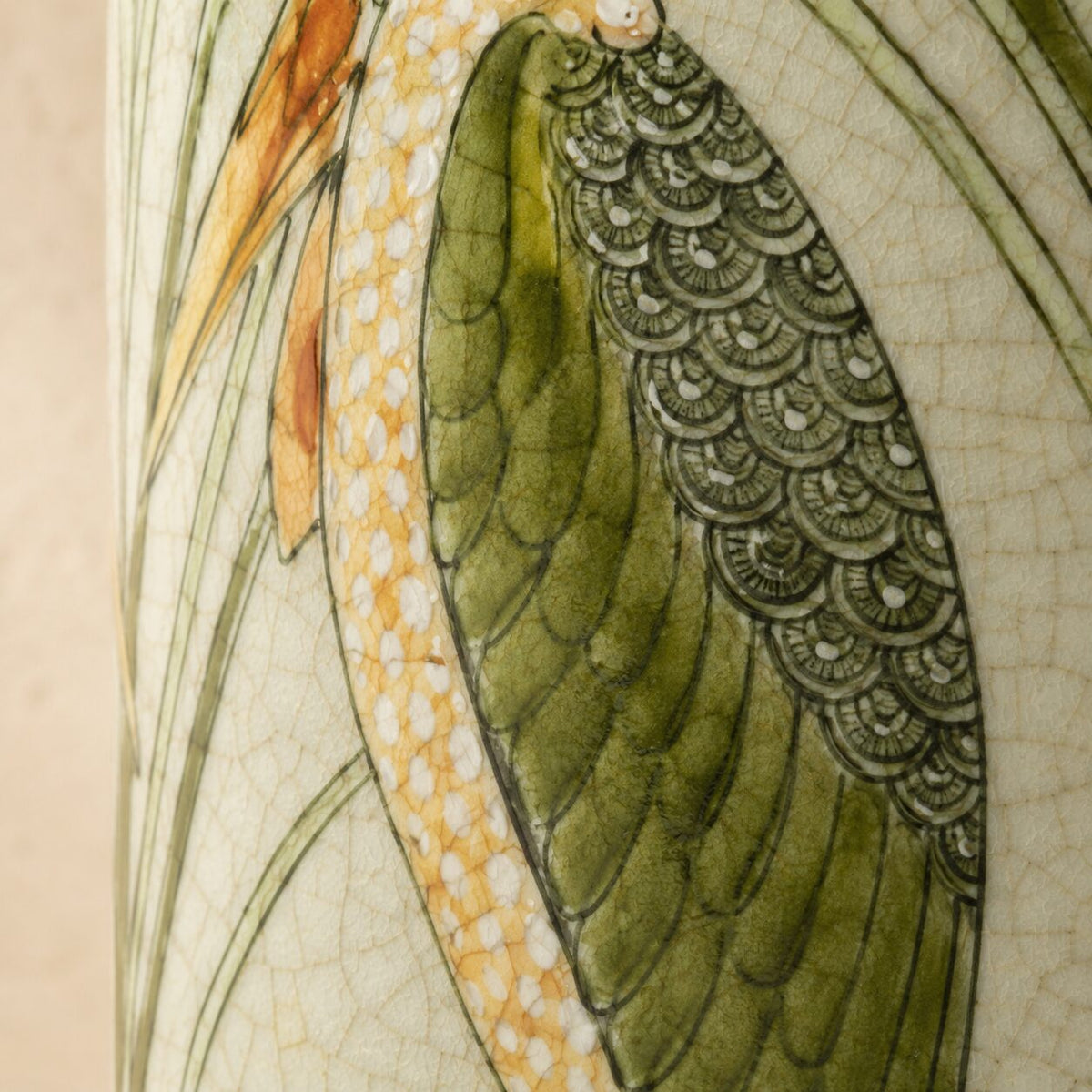Boîte Art Nouveau en porcelaine craquelée à décor de hérons, détail aile plumage
