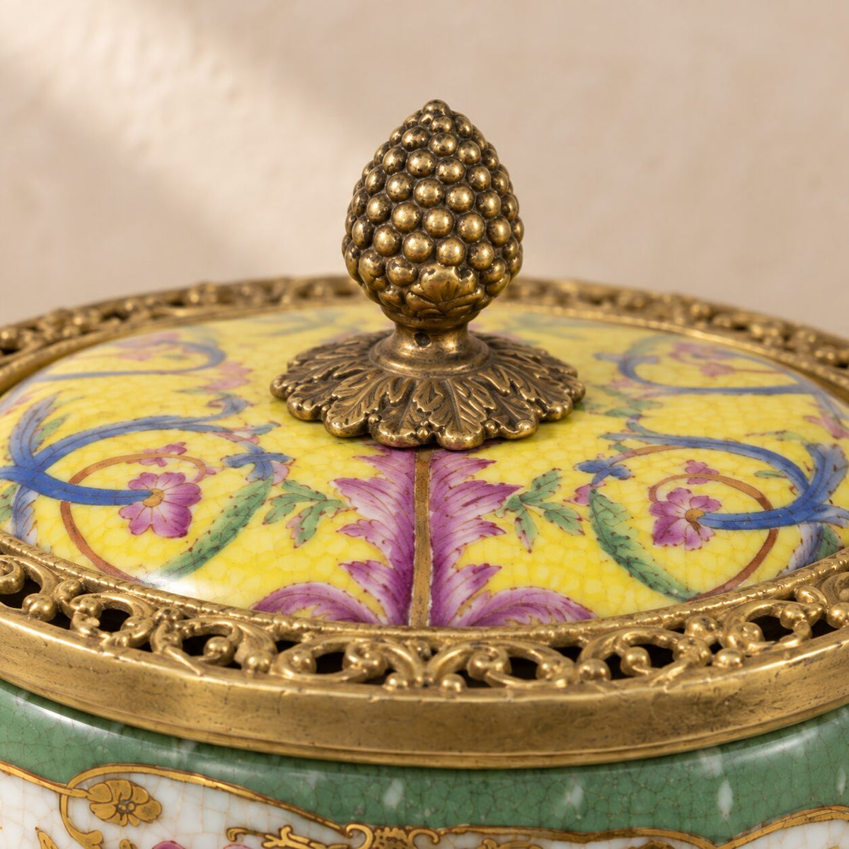 Boîte couverte en porcelaine craquelée et bronze doré, détail couvercle pomme pin