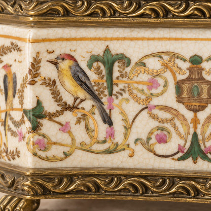 Boîte couverte en porcelaine craquelée à monture bronze doré, détail façade oiseau