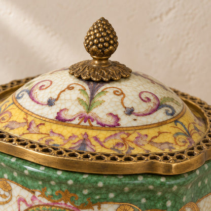 Boîte à thé en porcelaine craquelée à décor de colombes, détail couvercle dôme