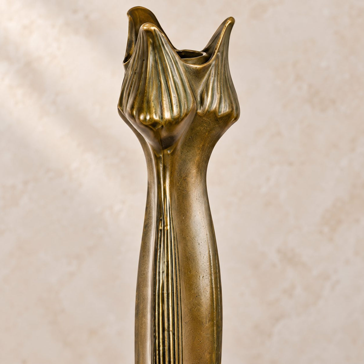 Bougeoir Art Nouveau en bronze à décor végétal, détail bobèche fleur profil