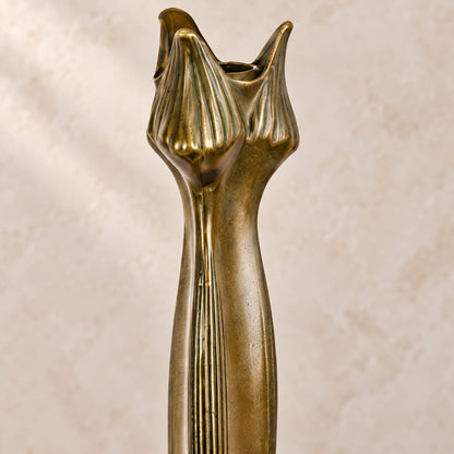 Bougeoir Art Nouveau en bronze à décor végétal, détail bobèche fleur profil