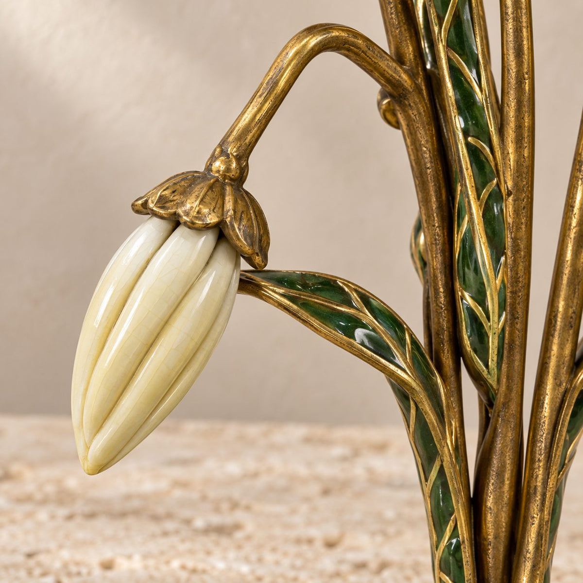 Bougeoir Art Nouveau en bronze doré émaillé à décor floral, détail bouton floral