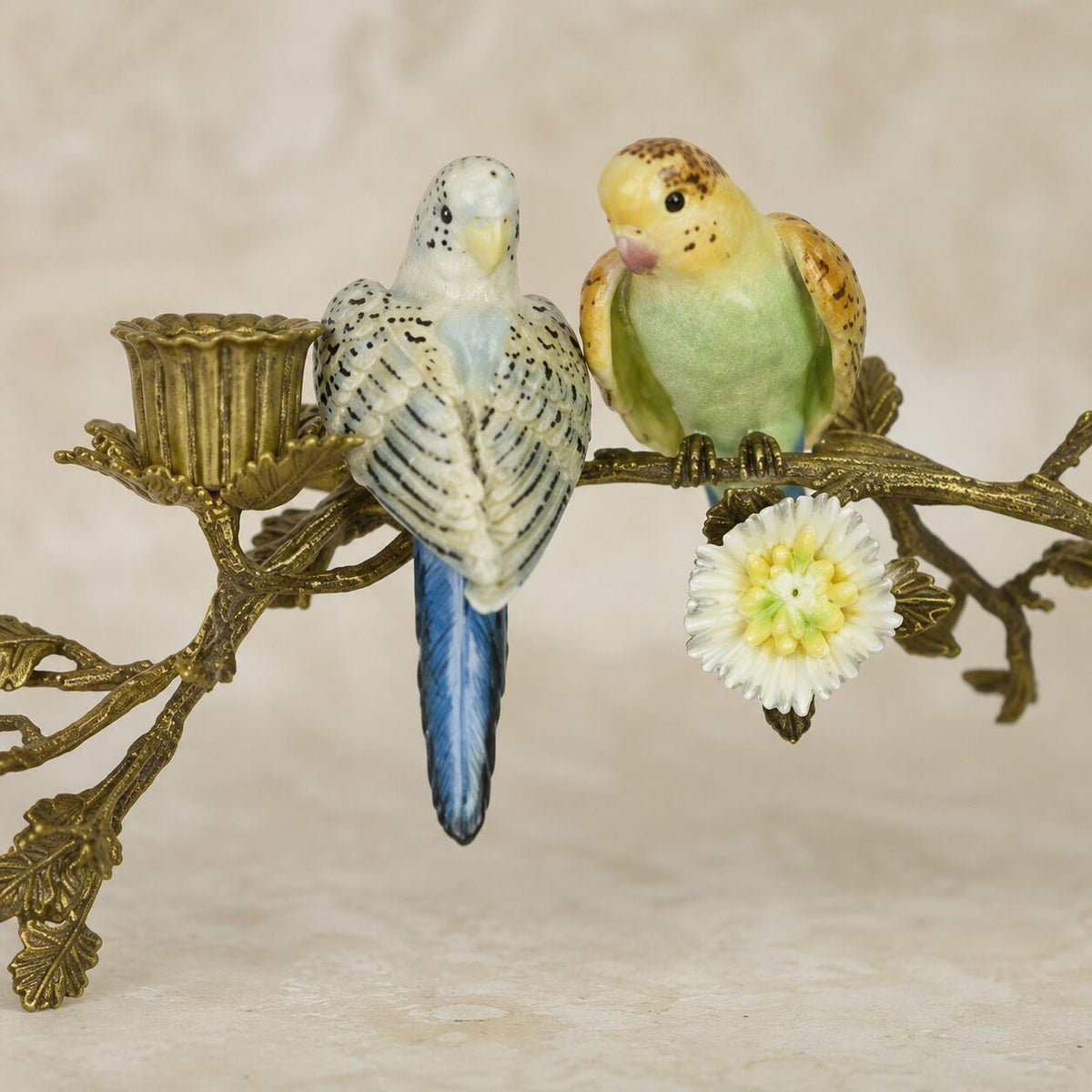 Bougeoir branche aux perruches en porcelaine et bronze doré, vue d'ensemble face