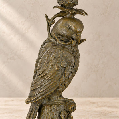Bougeoir au perroquet en bronze patiné sur socle marbre, détail socle queue patiné