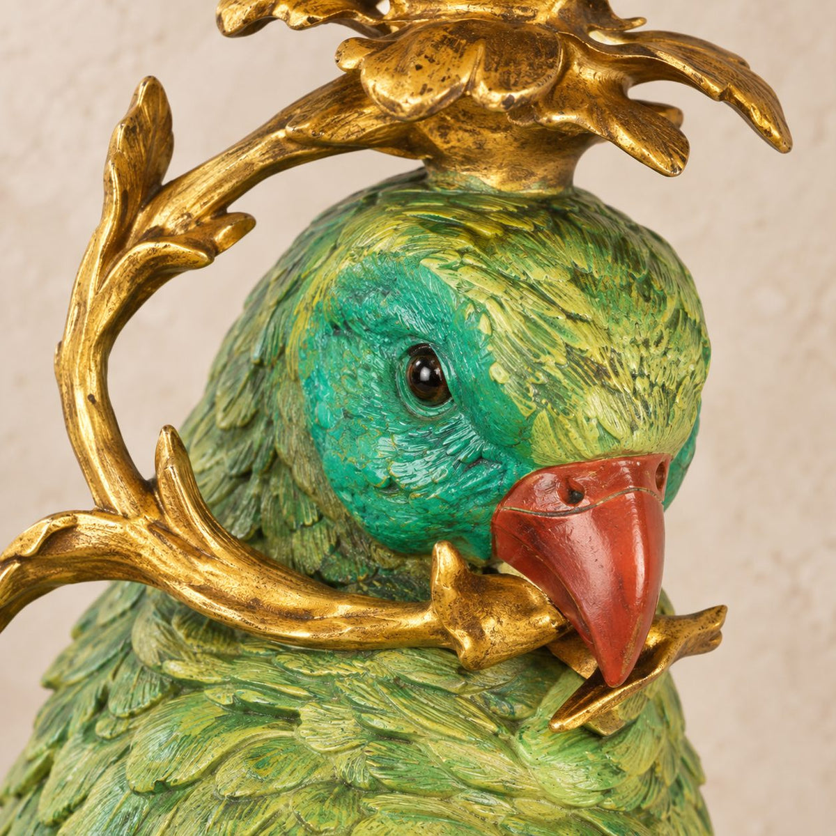 Bougeoir perroquet en bronze polychrome sur socle marbre, détail tête bec gros plan