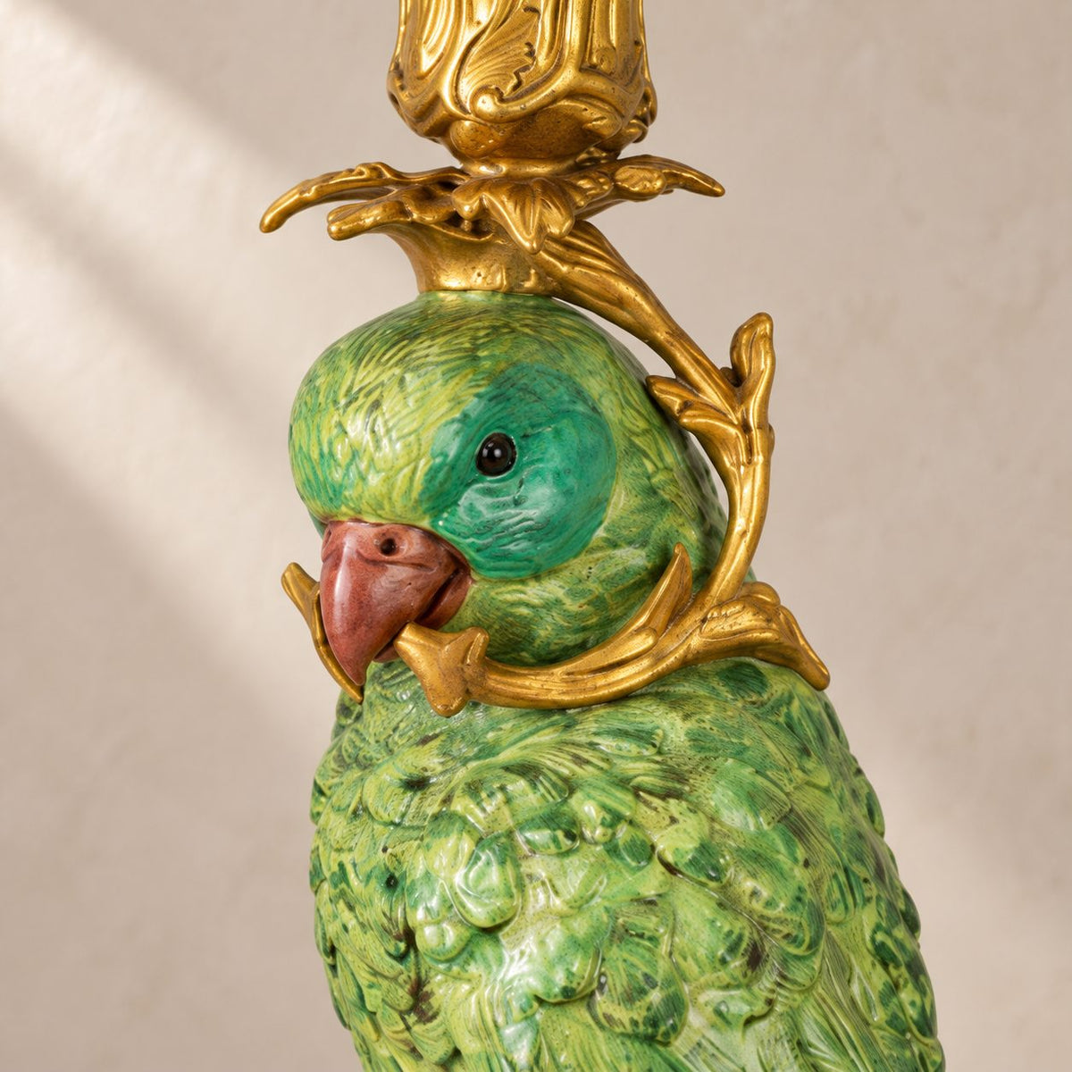 Bougeoir au perroquet vert en bronze polychrome sur socle, détail tête bec gros plan