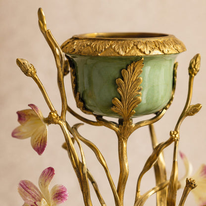 Bougeoir en porcelaine céladon et bronze doré aux oiseaux, détail vasque ajourée