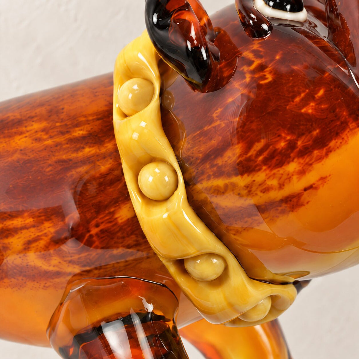 Bouledogue anglais en verre soufflé ambré, détail du collier