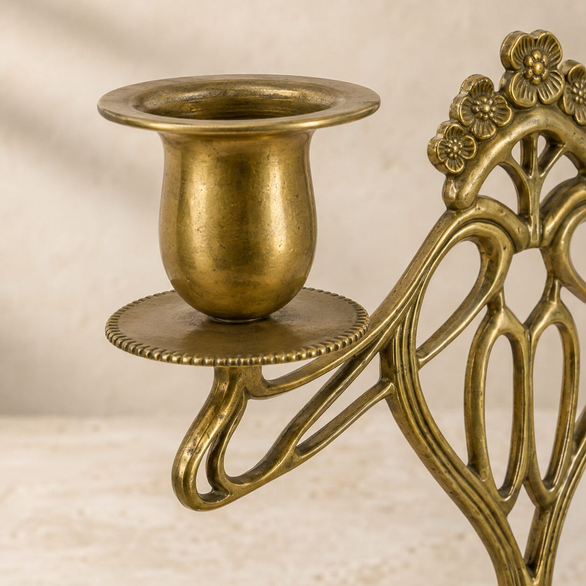 Candélabre Art Nouveau deux lumières en laiton doré mat, détail bobèche gauche