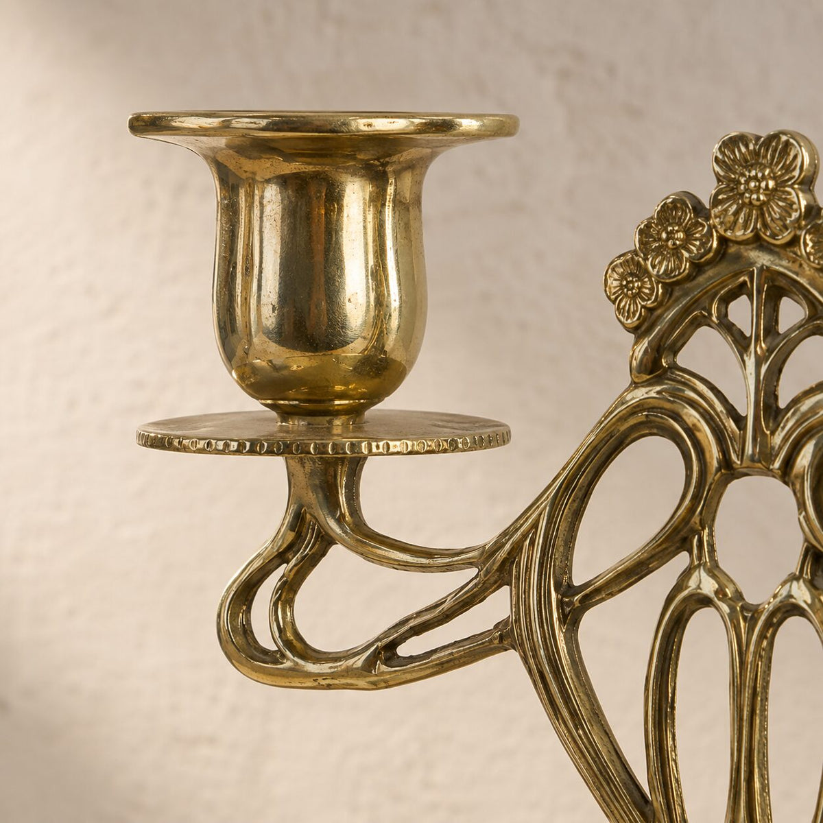 Candélabre Art Nouveau deux lumières en laiton doré poli, détail bobèche gauche