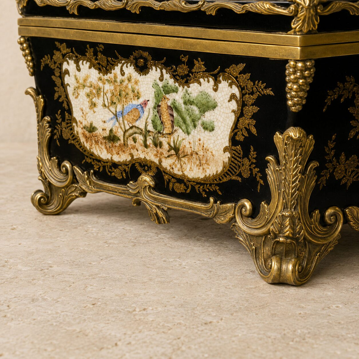 Coffret en porcelaine noire et bronze doré décor oiseaux, détail panneau façade