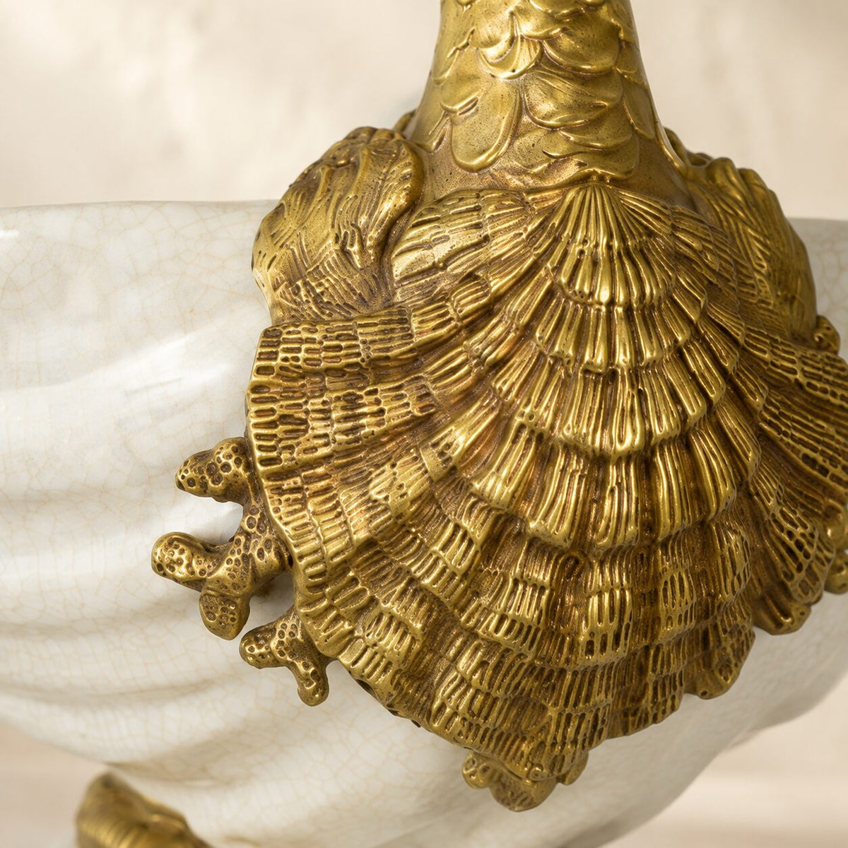 Coupe cygne en porcelaine craquelée et bronze doré, détail plumage aile
