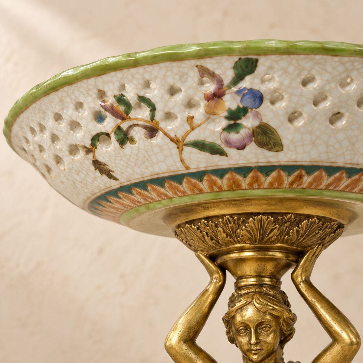 Coupe en porcelaine ajourée à monture cariatide en bronze doré, détail bord fleurs