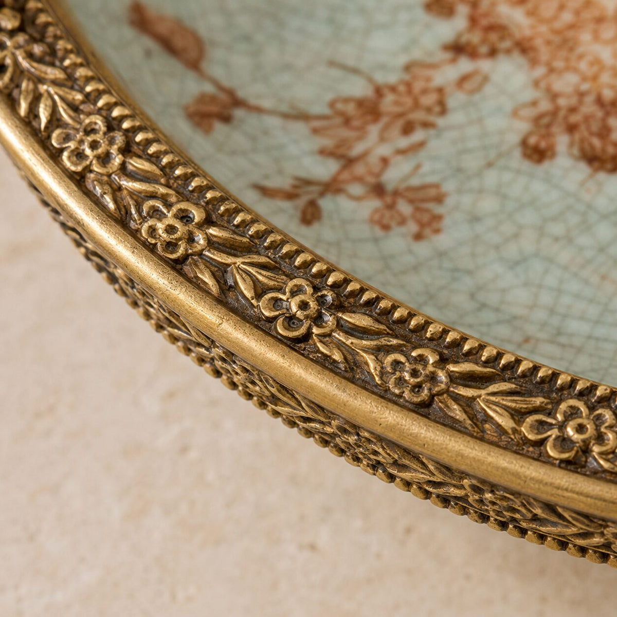 Coupe en porcelaine céladon à décor chinois, monture bronze, détail bordure fleurs
