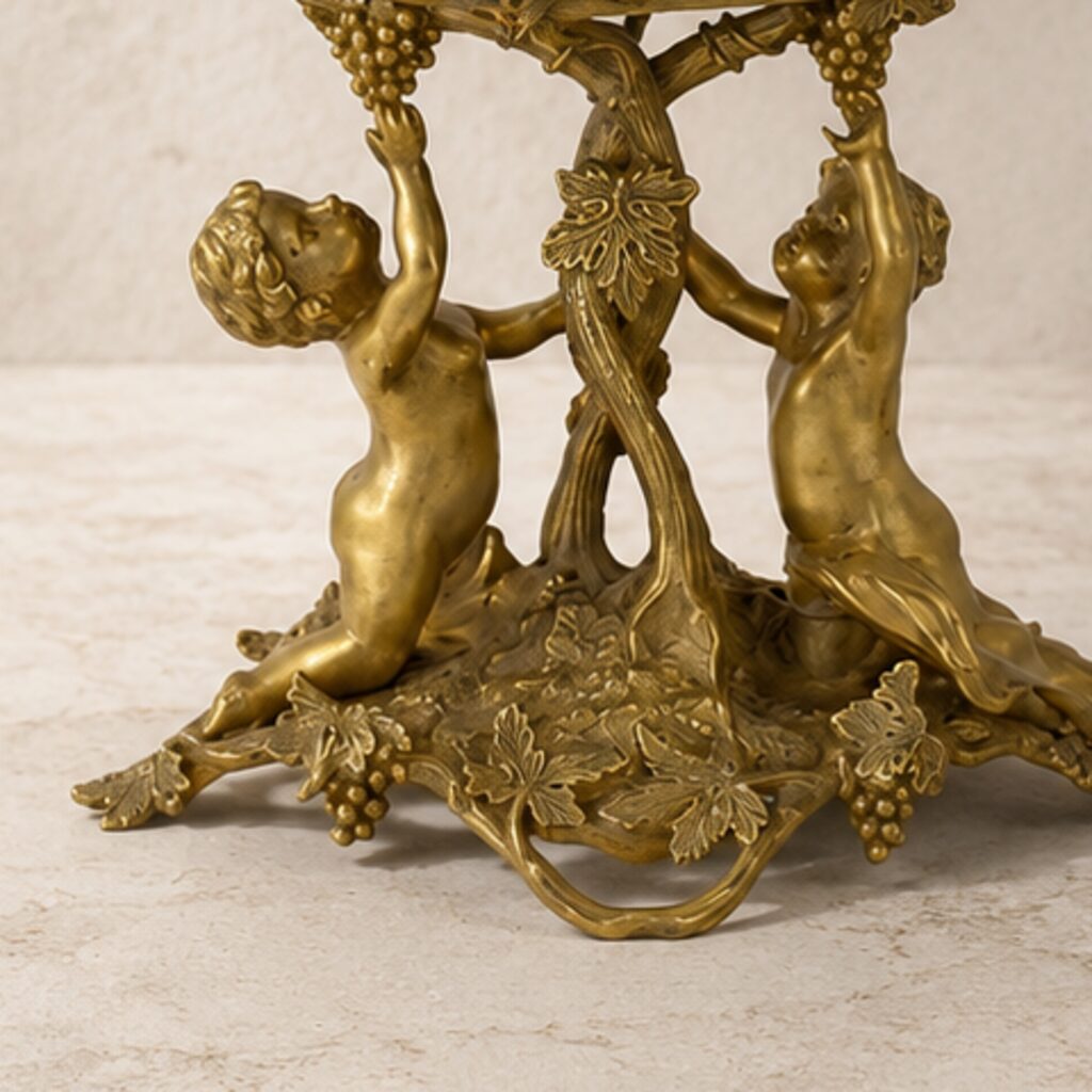 Coupe en porcelaine craquelée sur monture bronze aux putti, détail putti